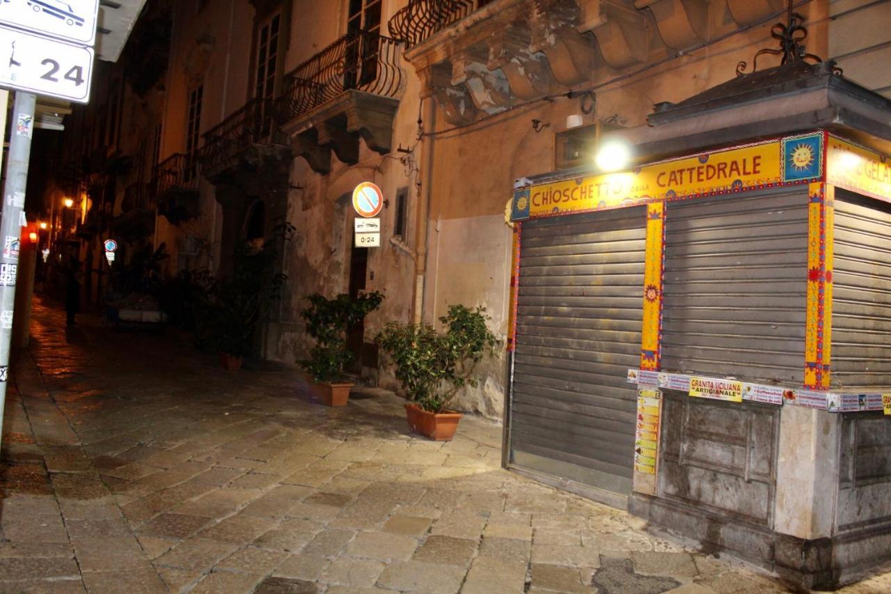 La Siciliana-Di Fronte La Cattedrale Vila Palermo Exterior foto